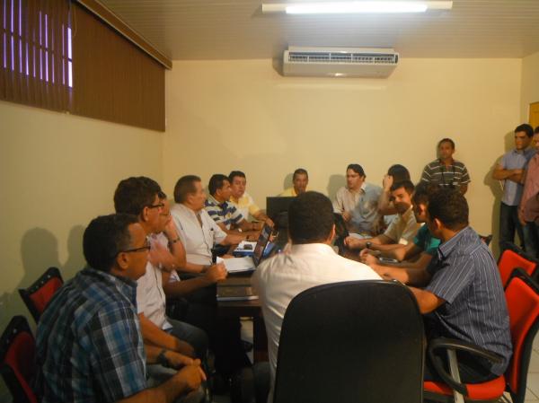 Prefeito de Bar&atilde;o de Graja&uacute; realiza reuni&atilde;o com equipe de primeiro escal&atilde;o.(Imagem:FlorianoNews)