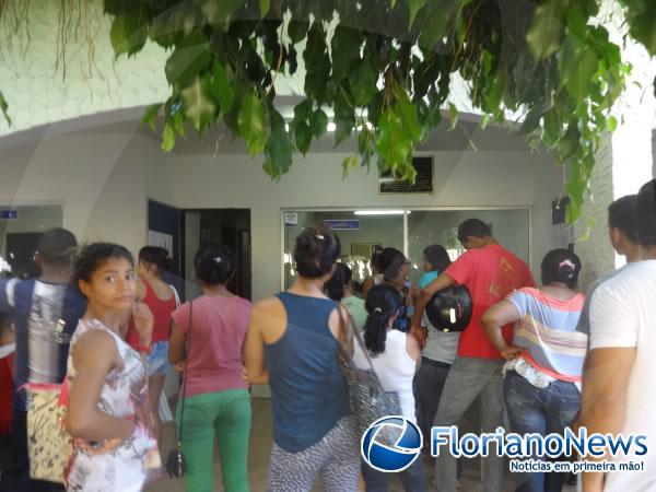 [10:29:19] Elizangela  Arrais: Eleitores pendentes lotaram cart&oacute;rio de Floriano no &uacute;ltimo dia para alistamento.(Imagem:FlorianoNews)