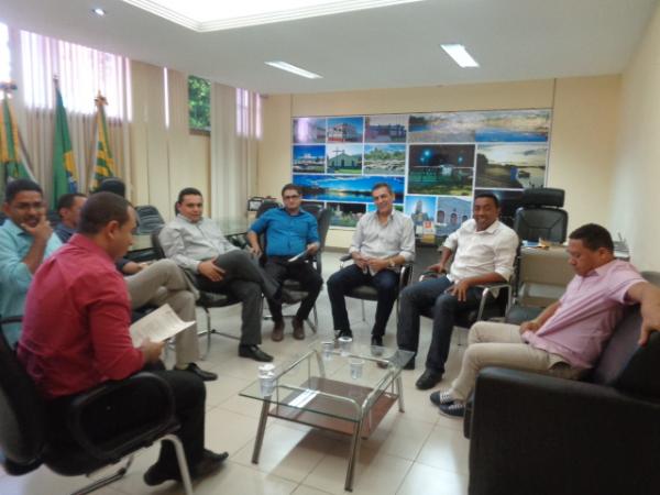 Gilberto J&uacute;nior recebe Prefeito eleito e equipe de transi&ccedil;&atilde;o.(Imagem:FlorianoNews)