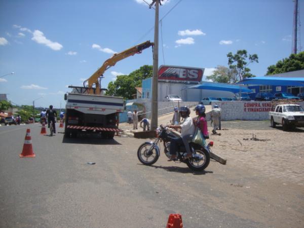 Recupera&ccedil;ao de poste e rede el&eacute;trica na BR 343 px a rodovi&aacute;ria(Imagem:reda&ccedil;ao)