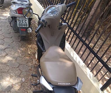 Candidata abandona moto com chave na rua e trio é preso na porta de escola