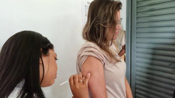 Prefeitura de Floriano reforça combate à dengue com vacinação de agentes de endemias(Imagem:Secom)