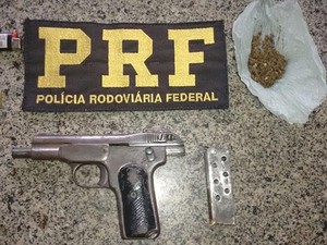Homem é preso pela PRF com arma, droga e munições no litoral do Piauí