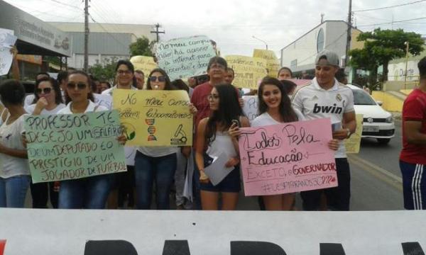 Professores e acadêmicos da UESPI participam de manifestação em Floriano.(Imagem:Geufran Rafael)