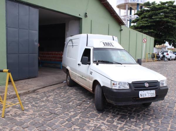 IML fez remo&ccedil;&atilde;o do corpo do detento. (Imagem:Gil Oliveira/G1)