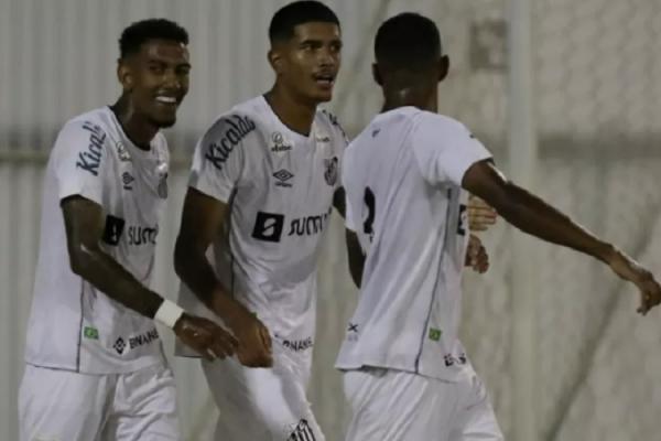O jogador de 20 anos marcou os dois gols e chegou a quatro na competição. Aos 16 minutos, ele aproveitou rebote dentro da área e chutou forte para abrir o placar. Antes do interva(Imagem:Reprodução)