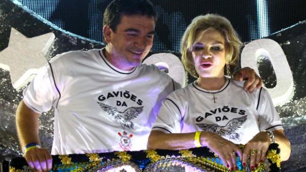Andr&eacute;s Sanches e a ex-primeira-dama Marisa Let&iacute;cia em desfile.(Imagem: Marcos Bezerra/Futura Press)