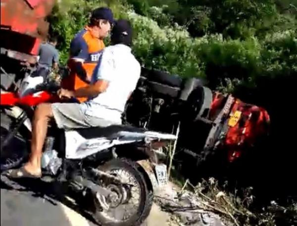 Caminhão cheio de combustível tomba no Ceará.(Imagem:Reprodução)