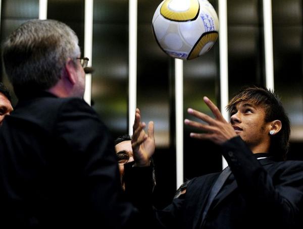 Bate-bola no plenário e assédio: Neymar rouba a cena em Brasília