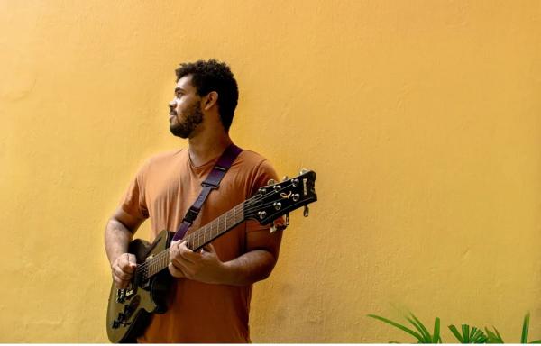Guitarrista baiano Jordi Amorim celebra Letieres Leite com single "Sem nome" no ritmo do Candomblé