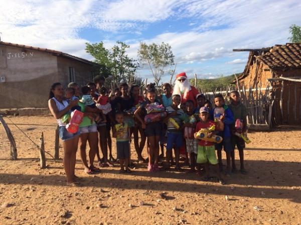 Piauiense durante distribui&ccedil;&atilde;o de brinquedos na zona rural.(Imagem:Arquivo Pessoal/Leivan Dias)