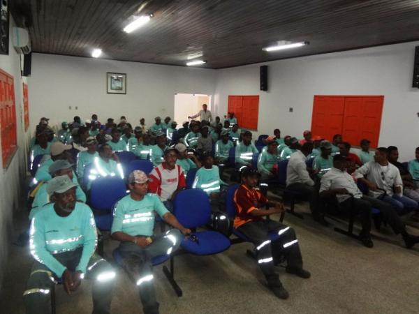 Reuni&atilde;o com equipe de limpeza urbana discutiu normas de seguran&ccedil;a.(Imagem:FlorianoNews)