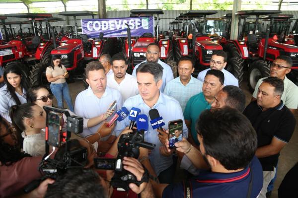 Ciro Nogueira entrega tratores e equipamentos agrícolas a prefeitos(Imagem:Divulgação)