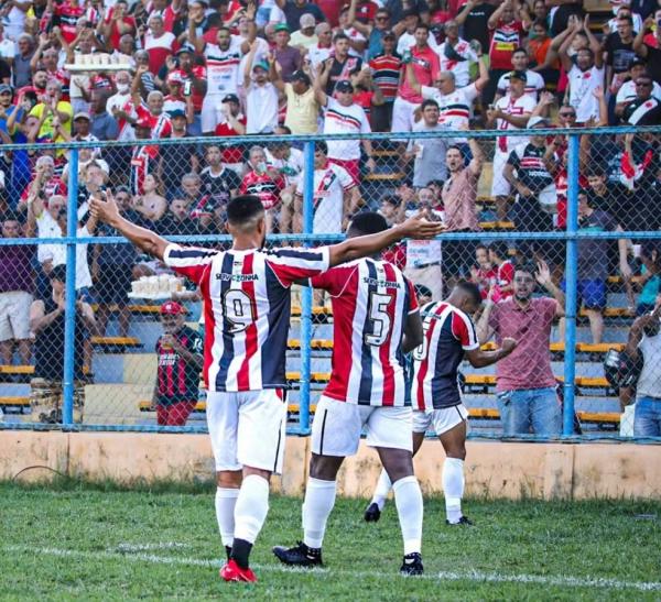 Torcida do River-PI no Lindolfo Monteiro.(Imagem:Maria Vit&oacute;ria/River A.C.)
