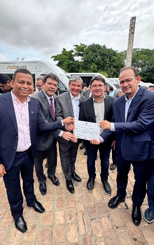 Dr. Francisco Costa participa de entrega de veículos e destaca qualificação profissional no Piauí