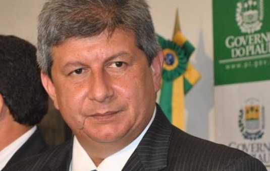 Ex-governador dá tiro e trava luta corporal com barraqueiro