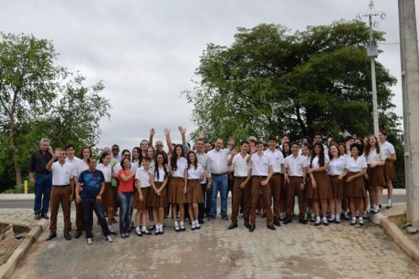 Prefeito de Floriano inaugura calçamento da Rua São José.(Imagem:Waldemir Miranda)