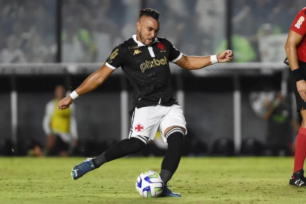 Momento da cobran&ccedil;a de falta de Payet em Vasco x Am&eacute;rica-MG.(Imagem:Andr&eacute; Dur&atilde;o)