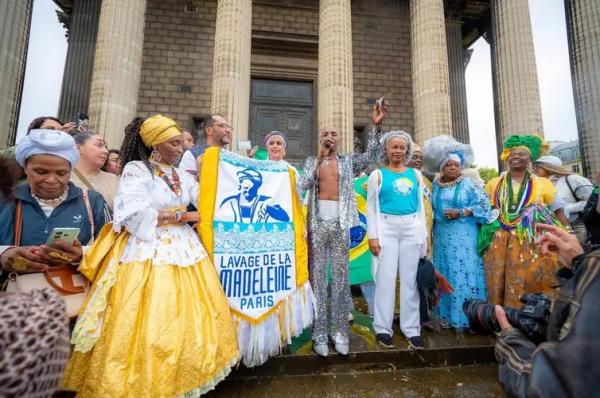 Cerca de 60 mil pessoas devem participar este ano. Estimativa &eacute; do criador do evento, Robertinho, ao centro.(Imagem:Ulysses Venturin/Lavagem de Madeleine)