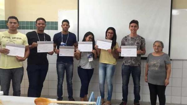 Acad&ecirc;micos da FAESF participam de curso sobre produ&ccedil;&atilde;o de sabonetes na UFPI.(Imagem:FAESF )