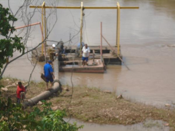 Substitui&ccedil;&atilde;o de bomba de capta&ccedil;&atilde;o afeta abastecimento de &aacute;gua em Floriano.(Imagem:FlorianoNews)