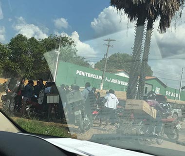 Condutores brigam no trânsito após colisão entre moto e carro na BR-316