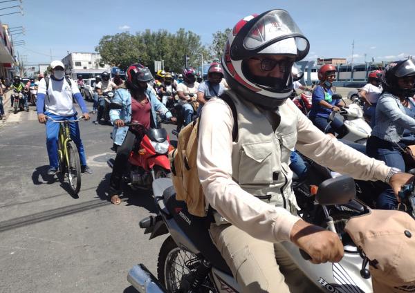 Servidores p&uacute;blicos realizam manifesta&ccedil;&atilde;o por reajuste salarial, em Floriano.(Imagem:FlorianoNews)