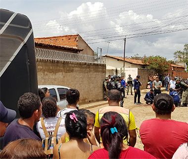 Arma é deixada ao lado do corpo de jovem morto na capital