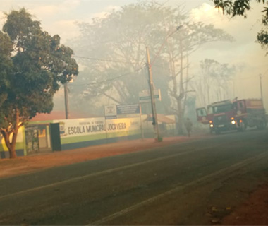 Incêndio de grandes proporções se aproxima de escola e bloqueia PI 113