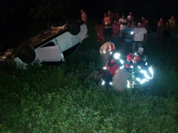 Motorista perdeu o controle e capotou carro na PI-116.(Imagem:Corpo de Bombeiros)