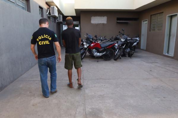Polícia prende suspeito de roubar moto de mãe que deixava filha na escola