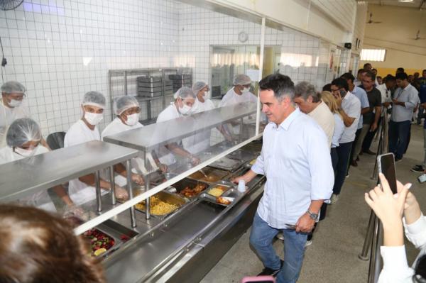 Ciro percorre ruas do Centro, tem contato com populares e almoça no Restaurante Popular(Imagem:Divulgação)