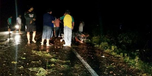 Ambulância capota, mata acompanhante e deixa dois feridos