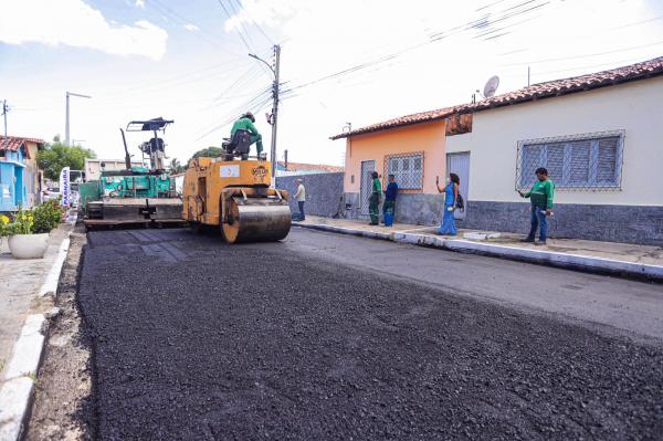 Ciro entregou o maior pacote de asfaltamento da hist&oacute;ria de Parna&iacute;ba com investimento de R$ 4,8 mi(Imagem:Ascom)