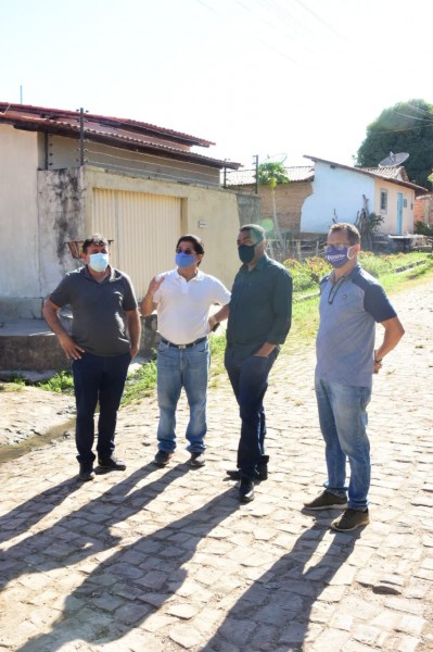 Prefeito Joel Rodrigues visita obras de abastecimento no bairro Taboca