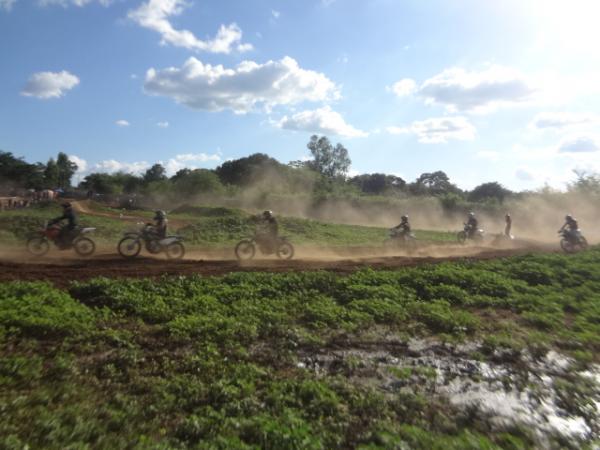 Motocross anima domingo em Regeneração(Imagem:FlorianoNews)