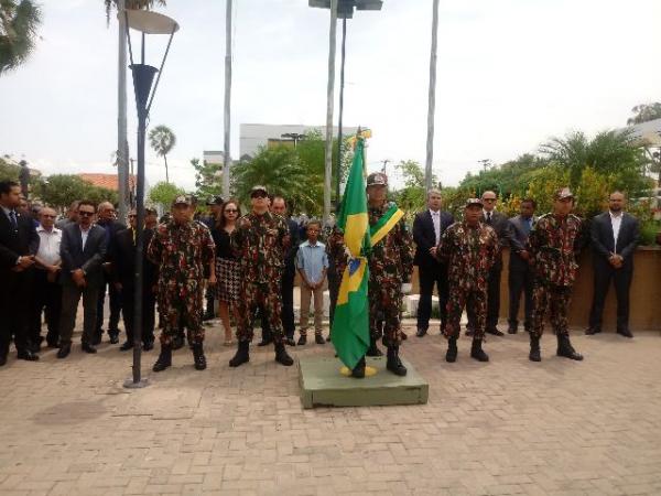 Polícia Militar realiza cerimônia em comemoração ao Dia da Bandeira em Floriano.(Imagem:FlorianoNews)