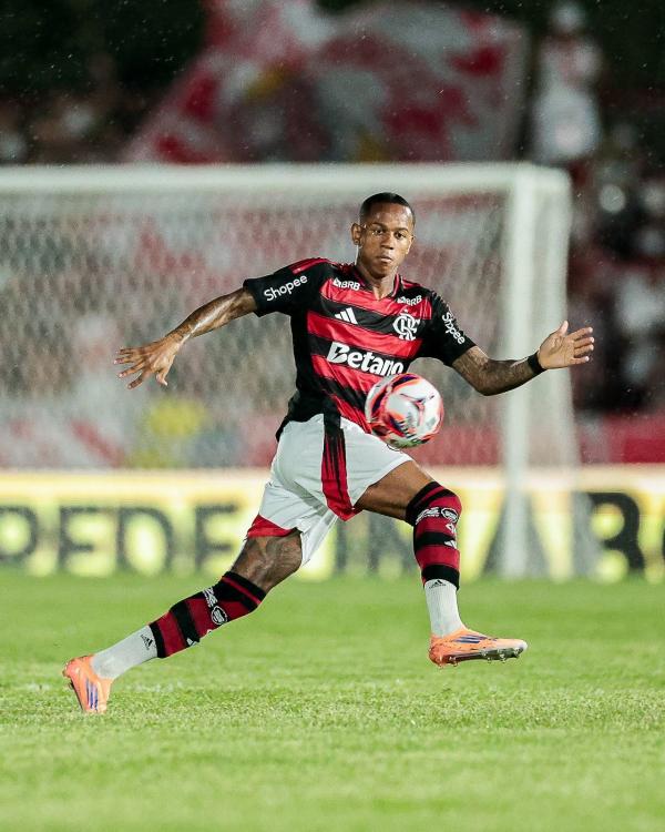 Base perde espaço no Flamengo, e perfil pesa em negociações precoces(Imagem:Reprodução)