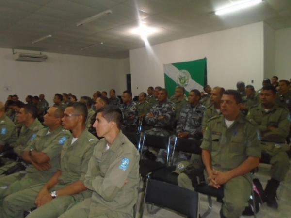Policiais do 3º BPM recebem homenagem alusiva ao Dia dos Pais.(Imagem:FlorianoNews)
