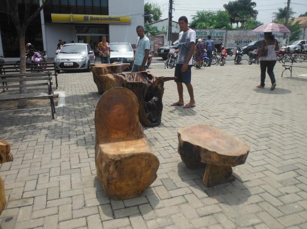 Floriano sedia 2&ordf; Feira de Artesanato na Pra&ccedil;a Dr. Sebasti&atilde;o Martins.(Imagem:FlorianoNews)