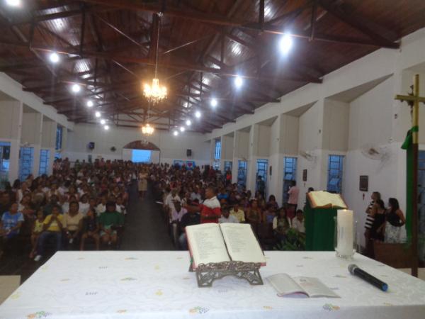 Amigos e familiares lotam igreja em missa de 7º dia de irmãos assassinados