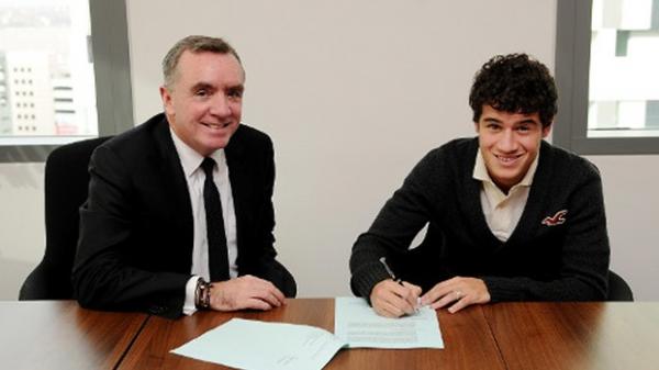 Philippe Coutinho assinou o acordo com o Liverpool.(Imagem:Divulga&ccedil;&atilde;o/Site Oficial Liverpool)