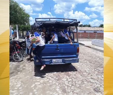 Alunos fretam pau de arara para ir a escola no interior do Piauí