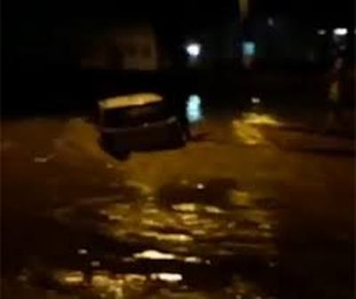 Carro é arrastado pela chuva e moradores se arriscam para salvar motorista