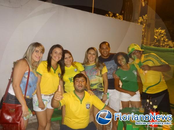 Torcedores de Floriano e Bar&atilde;o de Graja&uacute; se reuniram para assistir partida entre Brasil e Cro&aacute;cia.(Imagem:FlorianoNews)