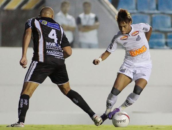 Santos prepara DVD de pancadas em Neymar