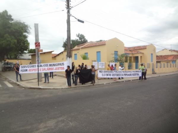 Servidores p&uacute;blicos fazem manifesta&ccedil;&atilde;o em Floriano. (Imagem:FlorianoNews)