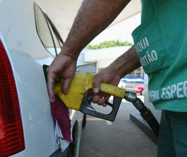 Preço da gasolina chega a quase R$ 4,50 e deve aumentar mais