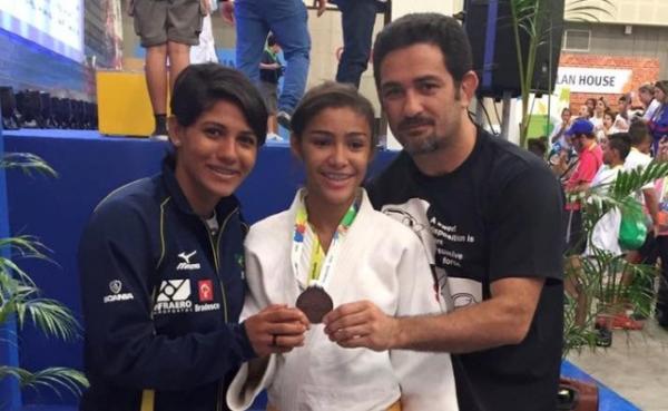 Michelly Marinho comemora medalha com o t&eacute;cnico Expedito Falc&atilde;o.(Imagem:Arquivo Pessoal)