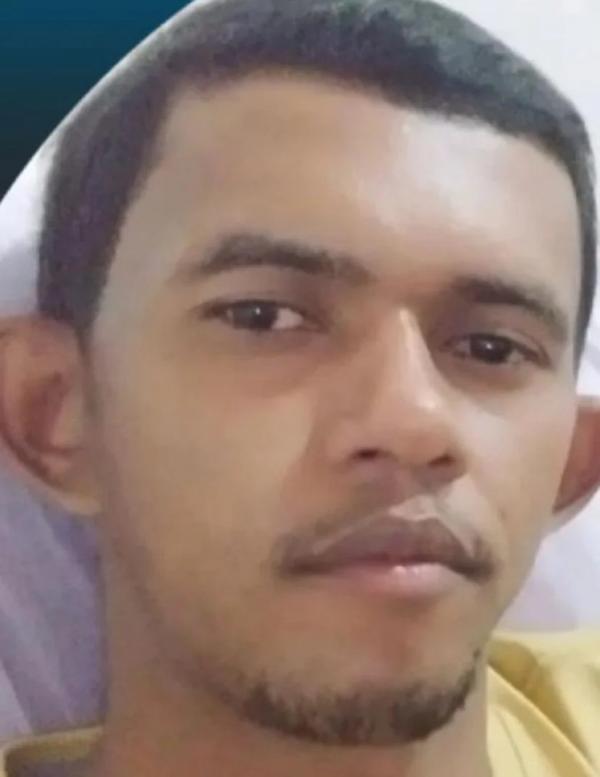 Adriano Lima Bispo, de 28 anos, &eacute; suspeito de torturar tr&ecirc;s crian&ccedil;as, uma adolescente e companheira(Imagem:Reprodu&ccedil;&atilde;o)